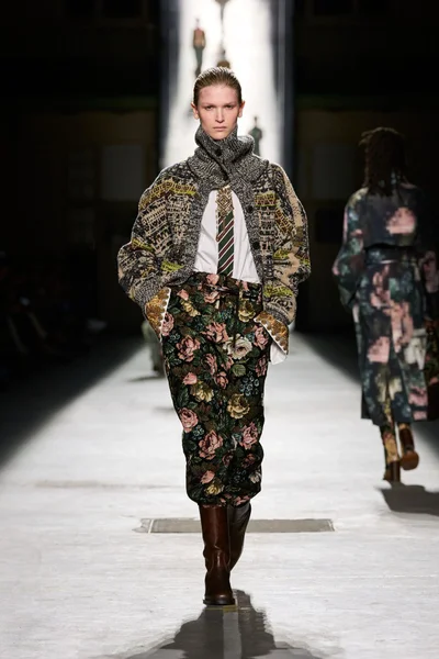 Look 28
